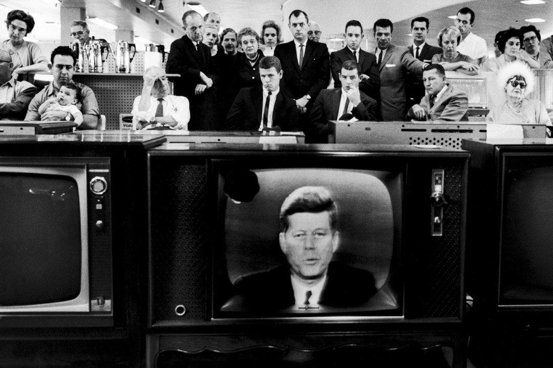 1962年10月22日:古巴導彈危機期間,美國市民觀看總統甘迺迪的電視講話。