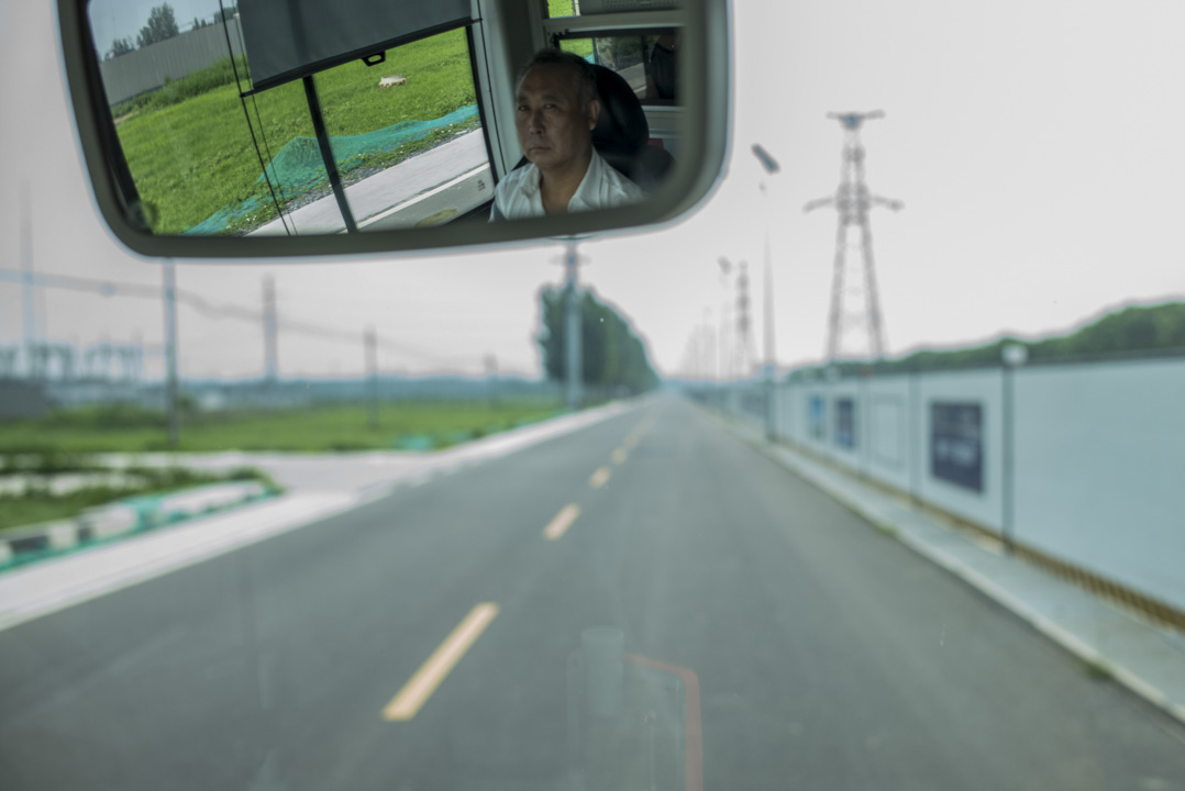 接駁車從接駁處開到中心門口,在一條直路上行駛了3分鐘。