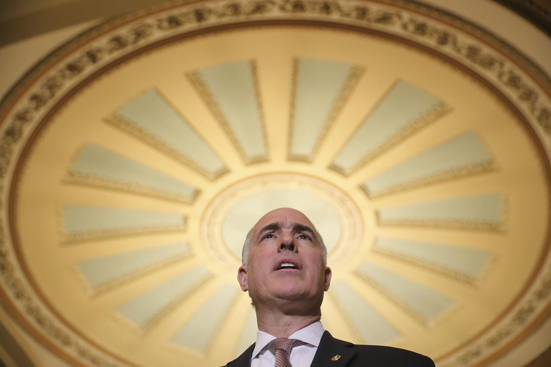 現任參議員小鮑勃·凱西(Bob Casey Jr)是傳奇州長老鮑勃·凱西(Casey Sr)之子,作為民主黨中反墮胎翼領袖的凱西家向來在天主教人口眾多的賓夕法尼亞州(Pennsylvania)吃得開。