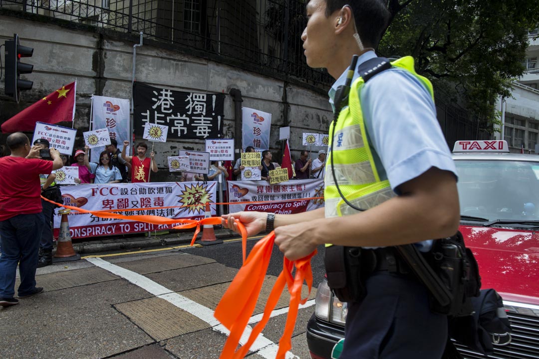 2018年8月14日,香港外国记者会(FCC)邀请陈浩天于午餐会演讲,门外有不少反港独团体到场请愿。