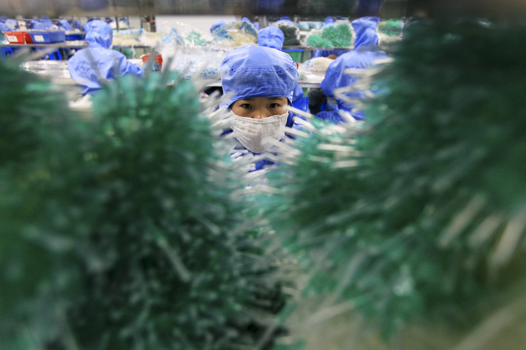 2010年,中国制造业规模问鼎全球,并在随后数年持续稳居第一。中国国家统计局数据显示,2017年中国GDP为82万亿元人民币,制造业占比近30%,是中国经济的第一大产业。图为一家医疗器械公司的车间内,工人们正埋头加工海外订单。