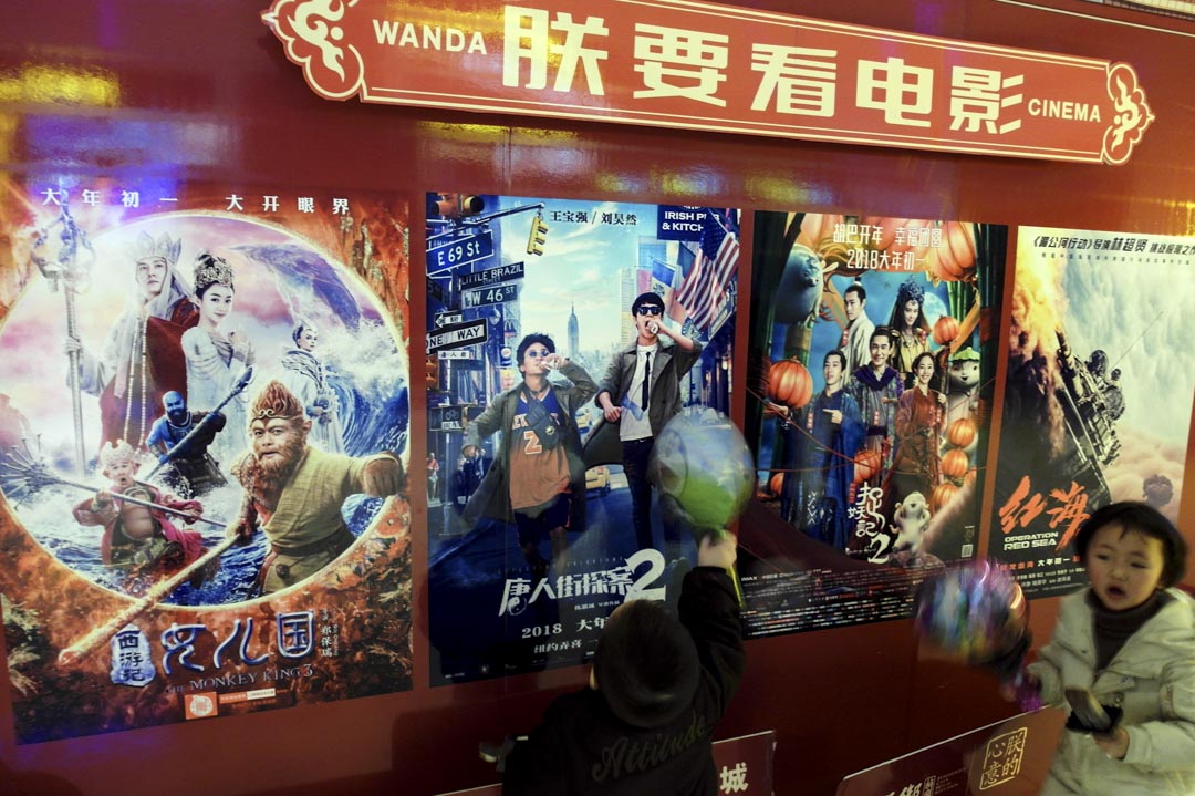 今年春节的《红海行动》,上映首日在排片上都没优势,片太长,产出低,但藉著过硬的制作品质,第二天出现逆袭之势,最终成为春节档票房冠军。