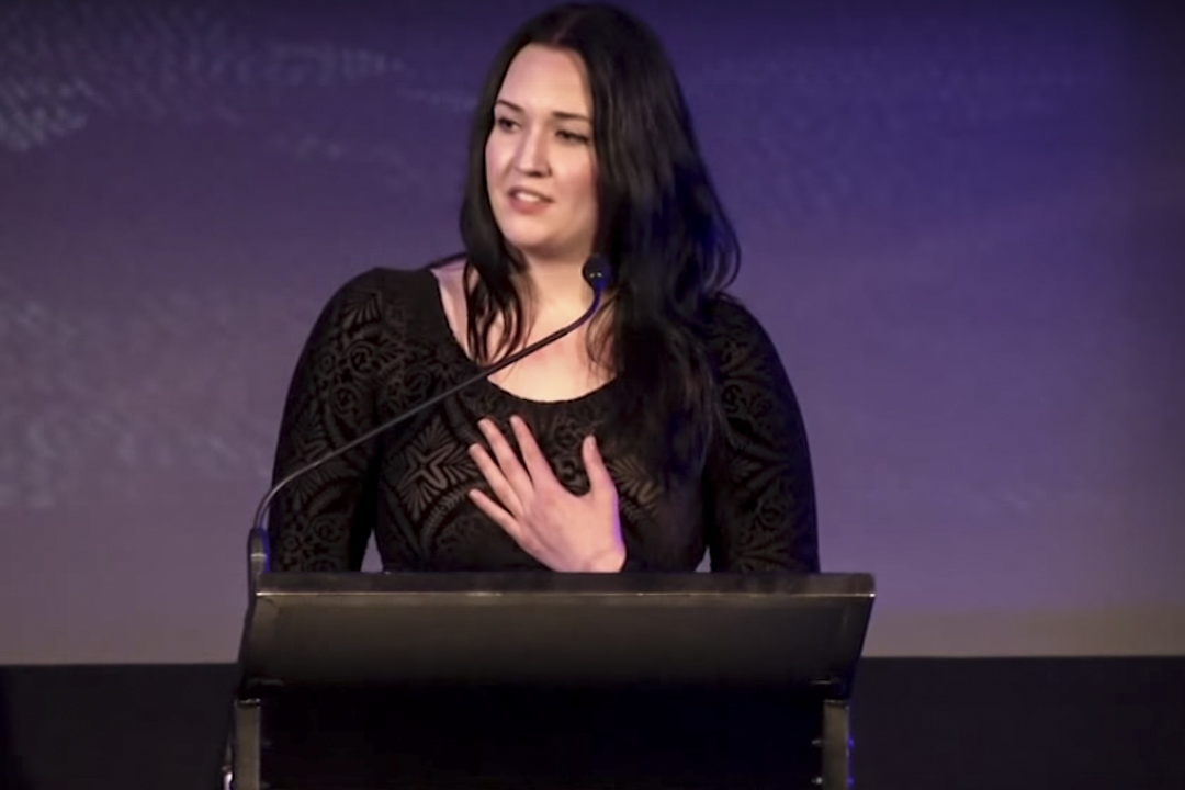 澳大利亞姑娘米莉(Millie Fontana),曾在國會發表演講,反對同性婚姻。她本人,就是在女同性戀家庭長大。