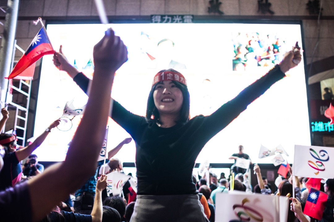 2018年11月23日,台湾高雄市,国民党候选人韩国瑜举行开票活动,支持者看到票数攀升,兴奋庆祝。