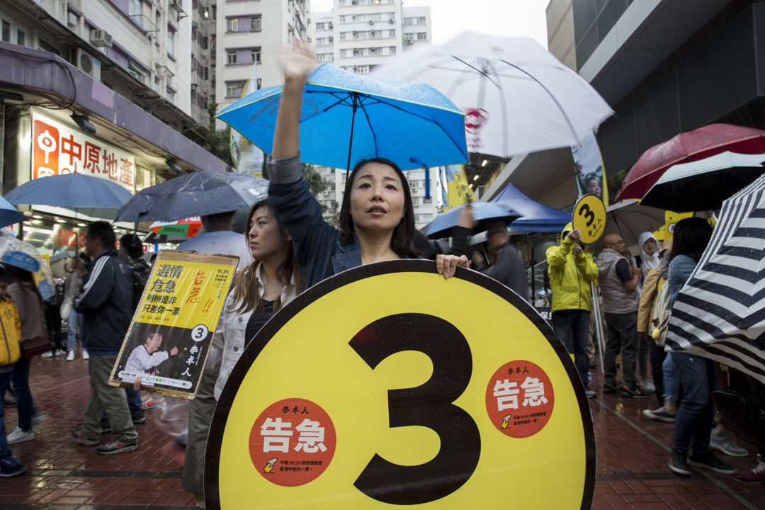 2018年11月25日,劉小麗在黃埔為李卓人助選拉票。