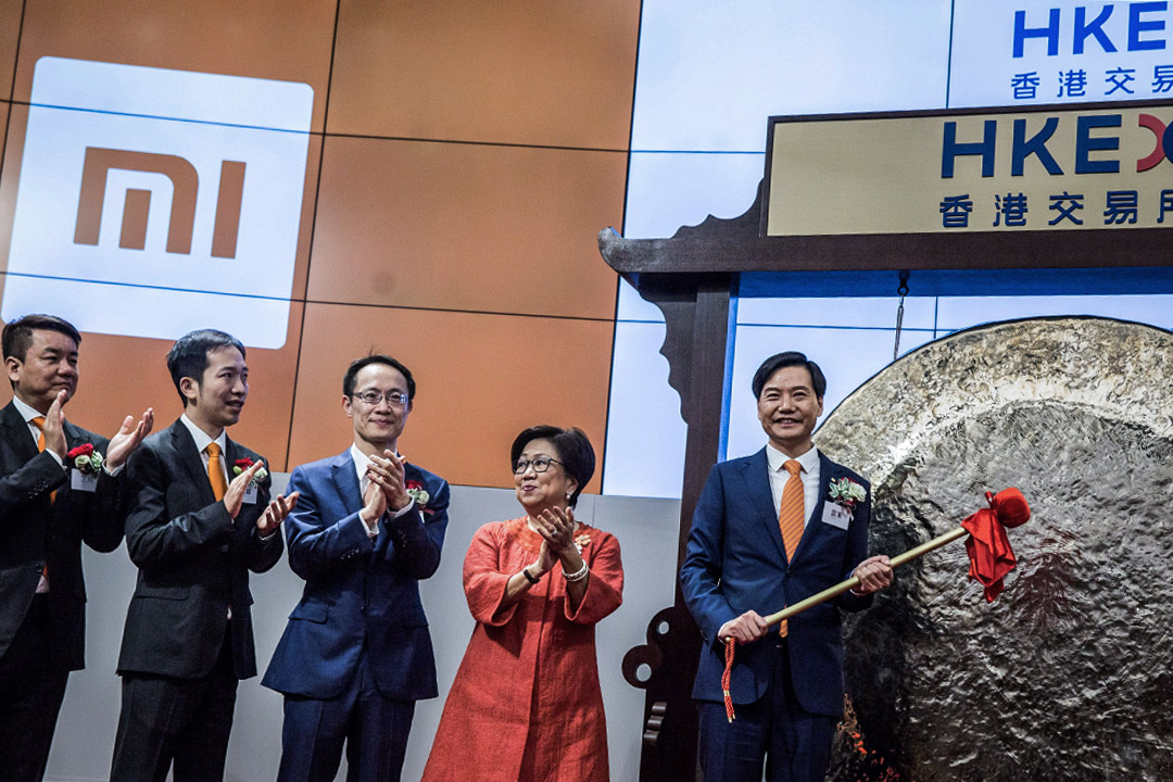 小米本来的算盘,是在港股、A股两市同步挂牌,轻取“A股第一独角兽”头衔之余,顺道拿下第一档CDR,尽得两地目光,借此热热闹闹的做大上市声势。