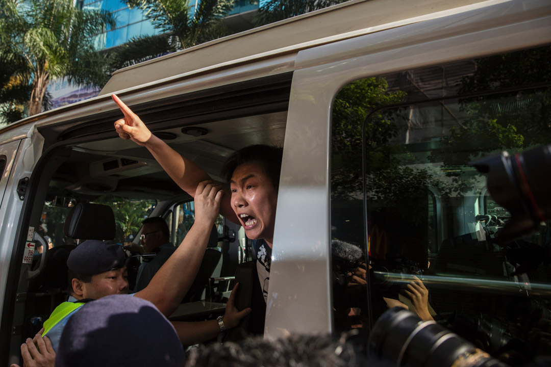 2017年7月1日，社民連黃浩銘於香港回歸二十周年升旗禮中抗議，被警方拘捕並帶上警車。