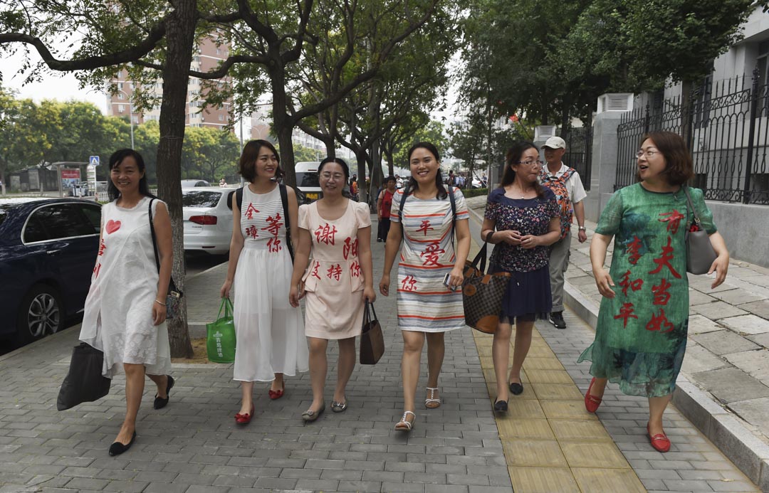 2016年7月4日,“709家属”、维权律师的妻子们,穿上印有被捕丈夫名字的衣服离开最高人民检察院。