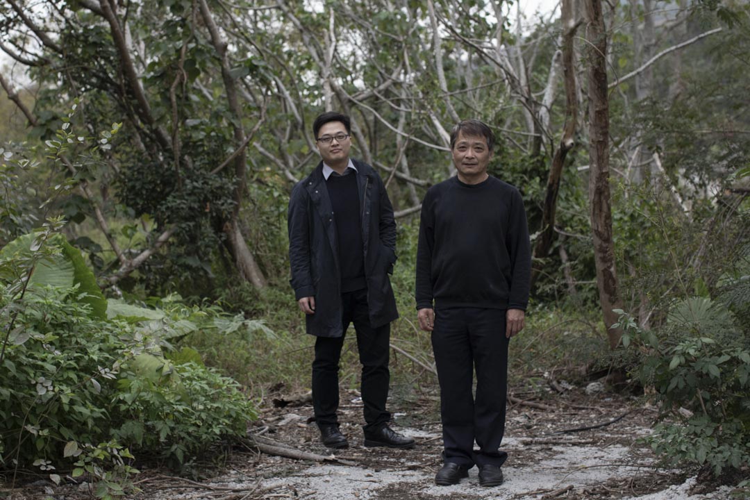 90 後原居民村長鄭世亮與父親鄭光明。