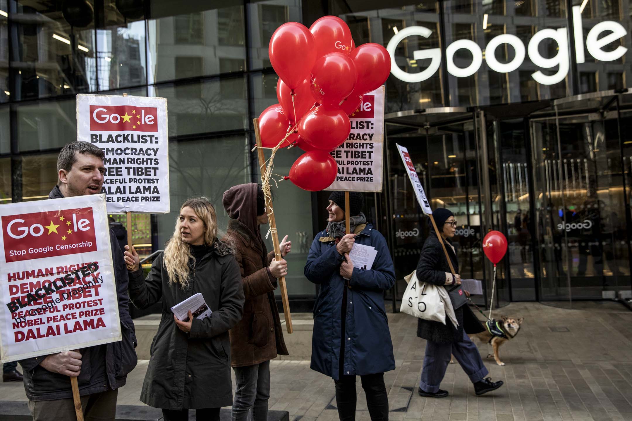 2019年1月18日,英國倫敦的Google辦公室外,有維權人士舉行示威要求Google停止為中國開發代號Droganfly的審查搜索引擎。