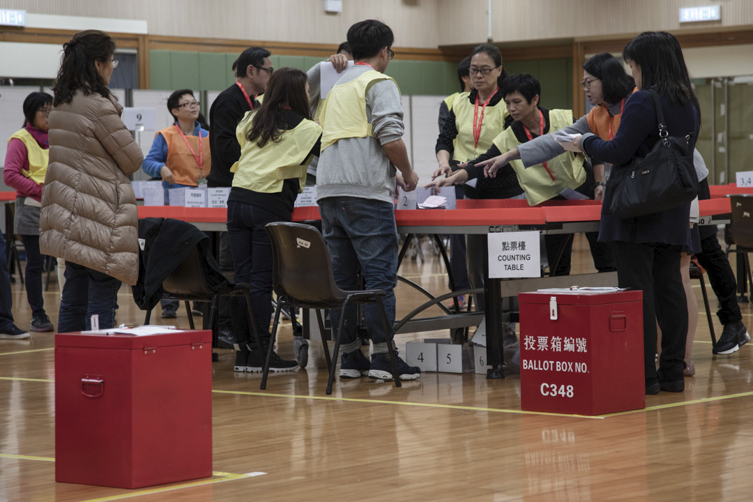 村代表選舉中,部份膠兜會貼上多於一個號碼,如1;3、1;4、2;3等等。這意味著在村代表選舉中,部份選民可在選票上作出多於一個選擇。