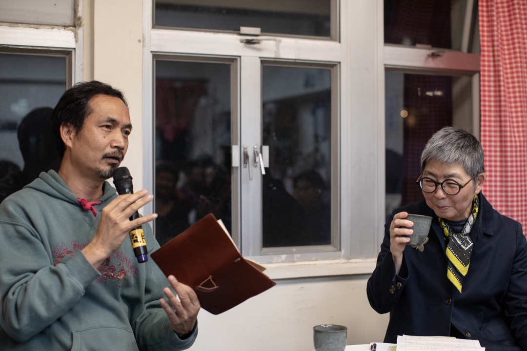 對吳靄儀來說,「拆大台」折射出傘運最為進步的一面:它把香港民主運動中的集會從請願式政治升級成為參與式。在既是拼來,也是借來的時空中,佔領者未能等到「真普選」,但卻得到了共同學習和踐行民主生活的機會。
