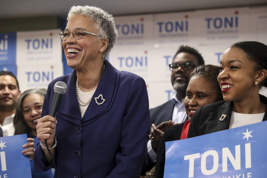 美國芝加哥市長第一輪選舉中得票第二名為伊利諾州庫克郡(Cook County)前郡長普里克温克(Toni Preckwinkle)。