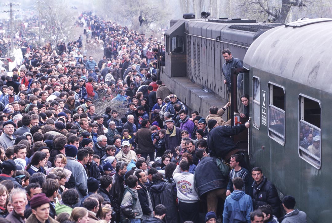 1998到1999年,科索沃的人道災難景象傳遍全球媒體。科索沃解放軍與米洛塞維奇的軍隊作戰,後者有系統地進行種族清洗,讓30萬人流離失所。圖為1999年4月1日,科索沃阿爾巴尼亞人逃離塞爾維亞,抵達臨時營地。