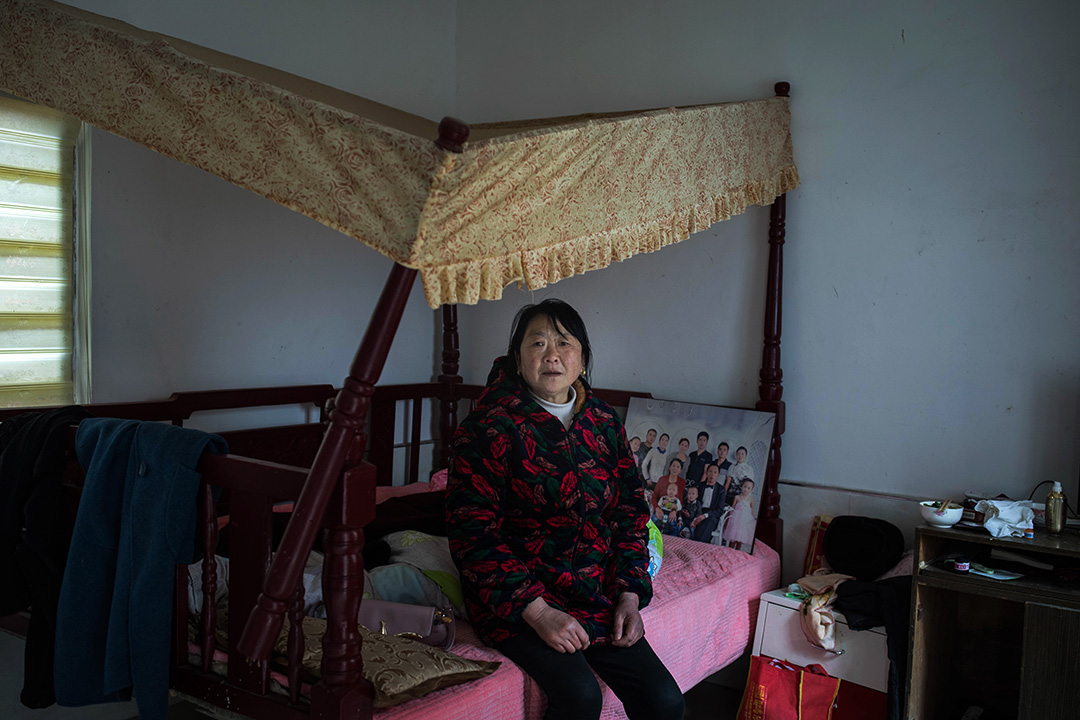 2019年3月24日,劉女士坐在陳家港鎮一間受損的房屋內。