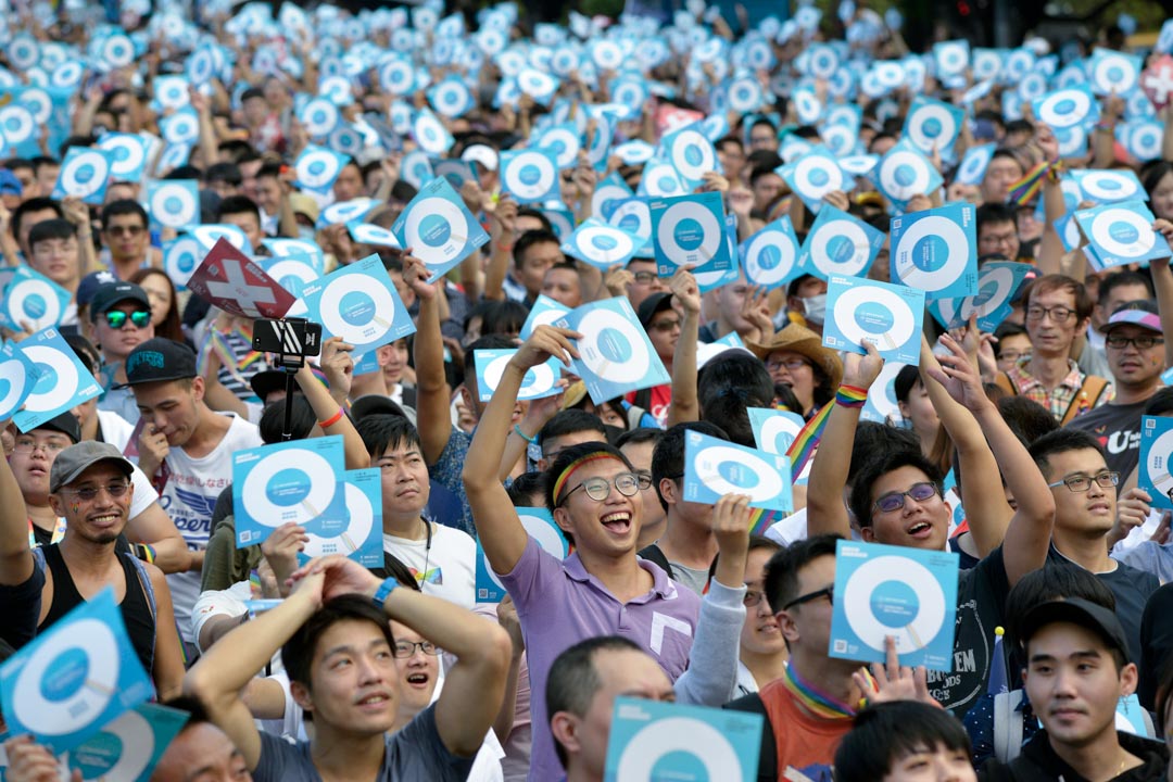 2018年11月18日,同性婚姻的公投集会上,参加者们举起标语牌支持同性婚姻。