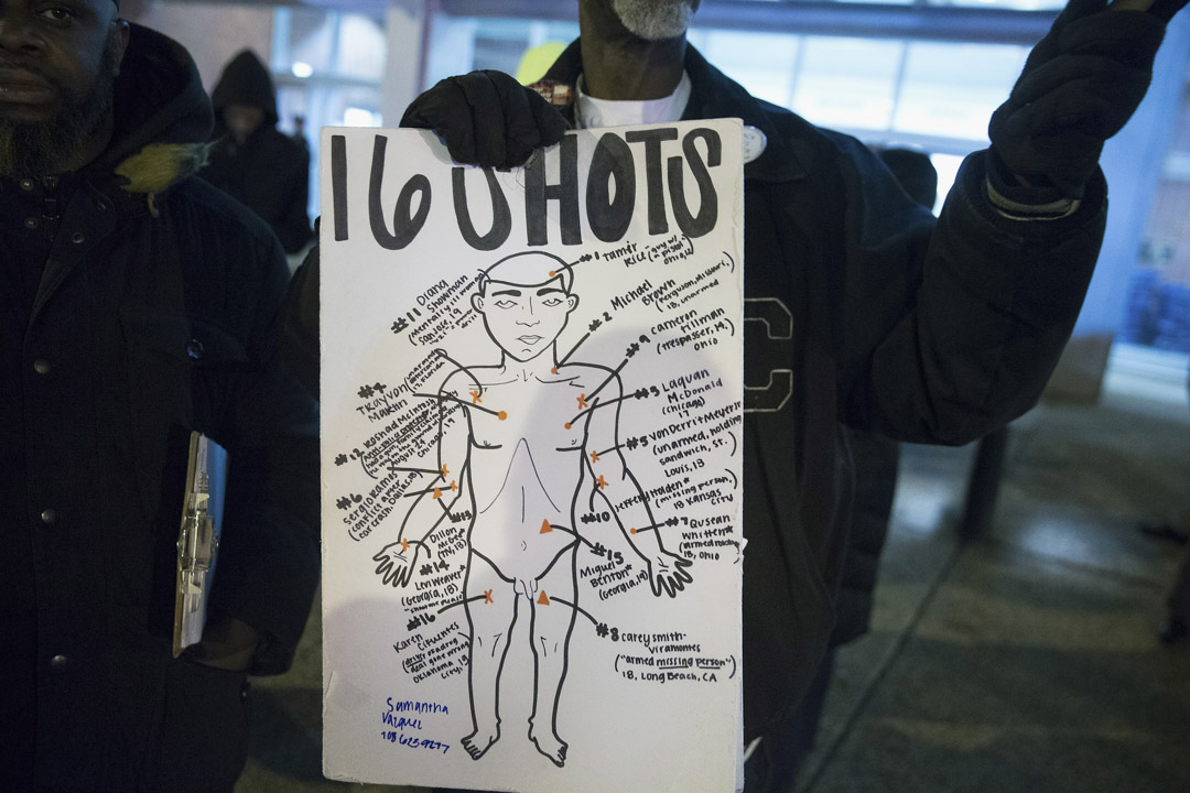 黑人青年麦克唐纳(Laquan McDonald)被射殺這個重大的警察不當行為,引起芝加哥市民極大的反響。圖為2015年12月1日,示威者在芝加哥市公共安全總部門前抗議。