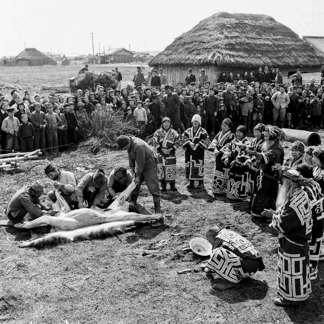 1946年,北海道爱努族村民聚集在一起举行传统的熊灵祭仪式。