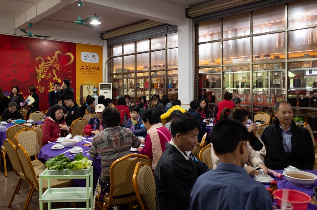 我們在一家農家菜餐廳吃午餐。這是看房團一日遊的亮點之一——品嚐當地美食。老練的團友有一搭沒一搭地分享過去的看房體驗,點評不同看房團安排的菜式。