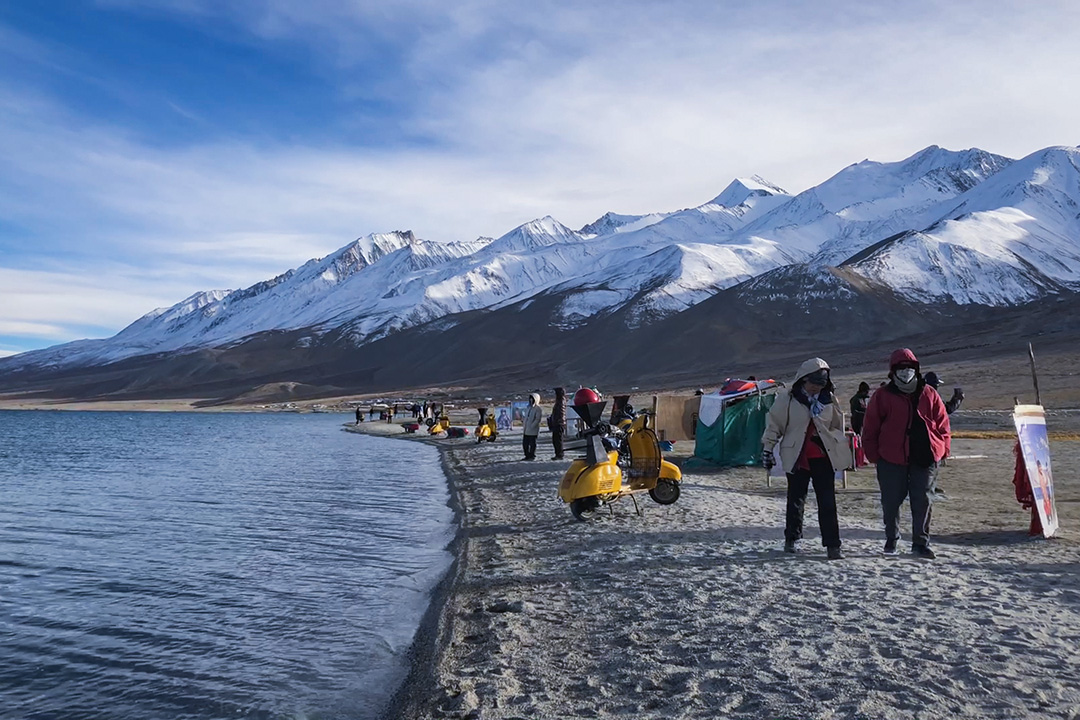 拉达克班公湖自三个傻瓜电影风靡全球后,涌进大批旅客,为脆弱的生态环境带来极大压力。