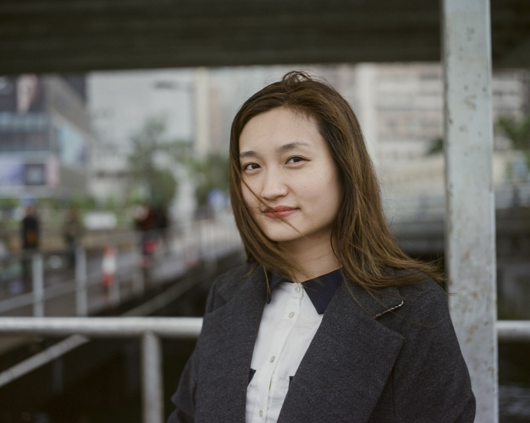 《淪落人》有陳果任監製、黃秋生擔演,陳小娟沒有力推亮麗的牌面,反而強調其餘平均年齡還不滿30歲幕後團隊。