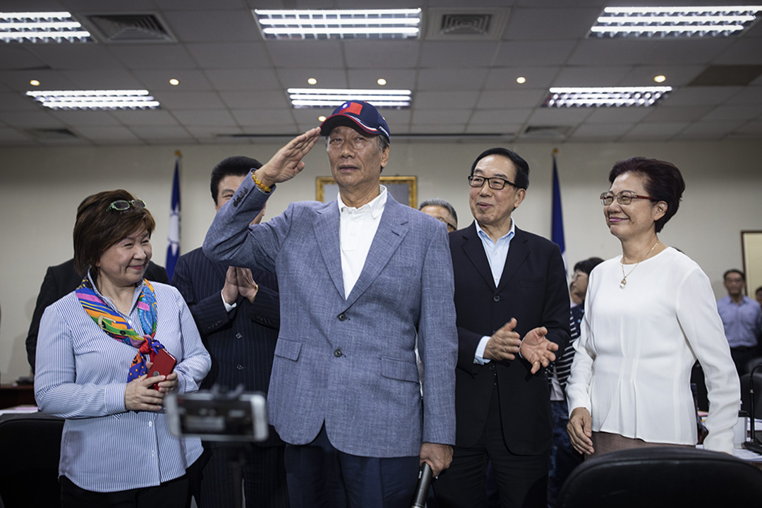 2019年4月17日,國民黨舉行中常會,台灣首富、富士康董事長郭台銘獲國民黨頒授國民黨榮譽狀。