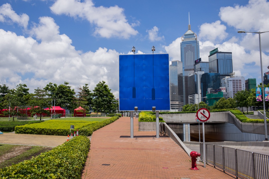 在馬國明看來,「香港」的形塑——無論作為城市還是文化身份——都高度內嵌于殖民史和移民史,並不存在一個古老的、可以延續至今的穩定身份。圖為雨傘運動中,曾經發生關鍵性衝突的龍和道,豎立著一個新建的路牌。