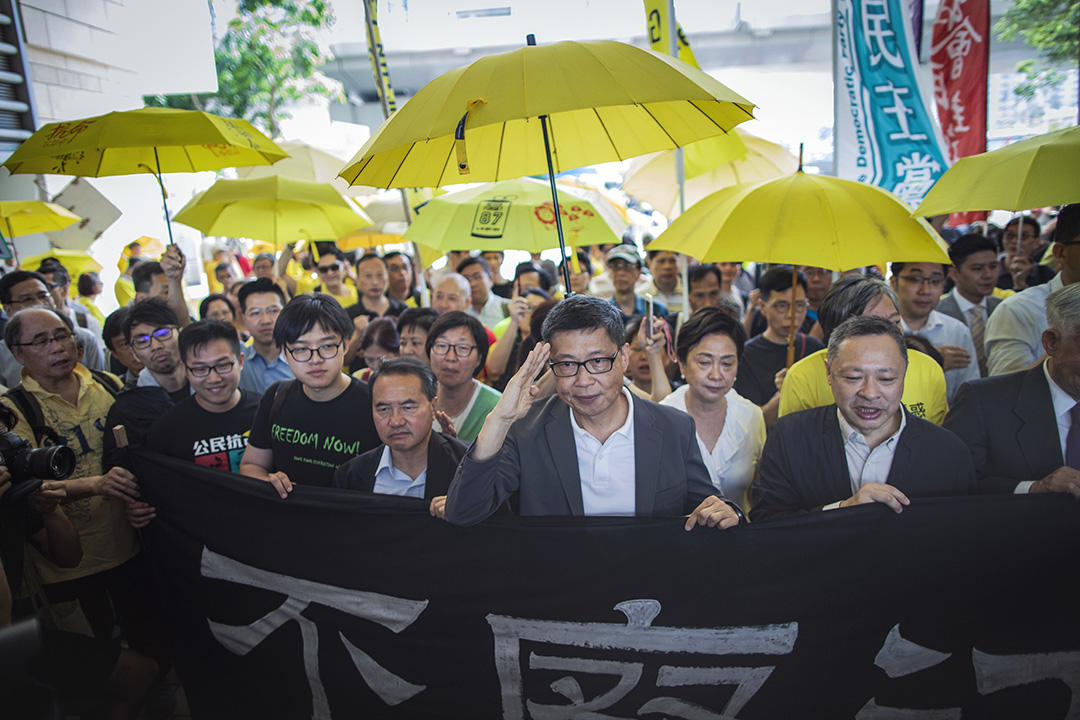 2019年4月24日,佔中九子案在西九龍裁判法院開庭前拉起橫額,橫額上寫上「不廢江河萬古流」。