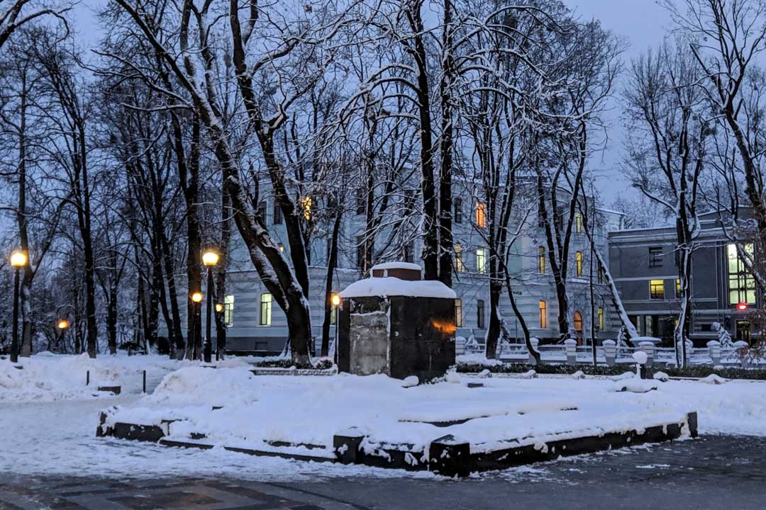 乌克兰市中心一座列宁雕像,如今只剩下石墩底座。