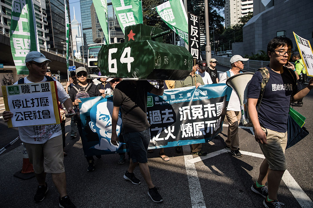 2017年5月28日,香港一名示威者于六四二十八周年游行期间,背著中国军用坦克模型。