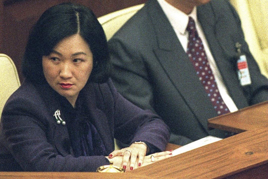 1999至年-2000年间，香港保安局数度访问内地当局，商谈中港移交协议，最终不了了之。图为1999年，时任保安局局长叶刘淑仪出席立法会。