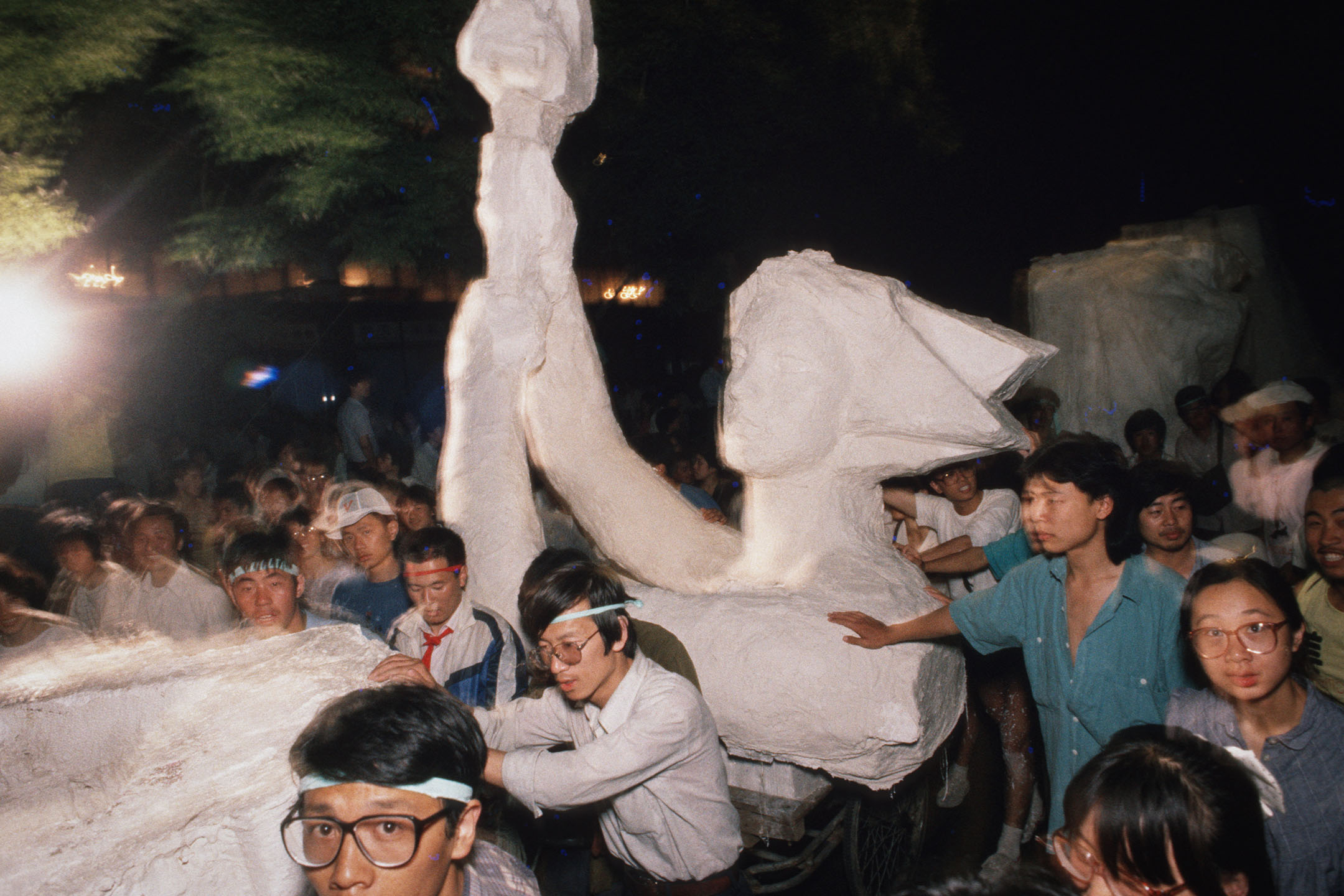 1989年6月1日,北京的学生示威者带著“民主女神”像前往天安门广场。