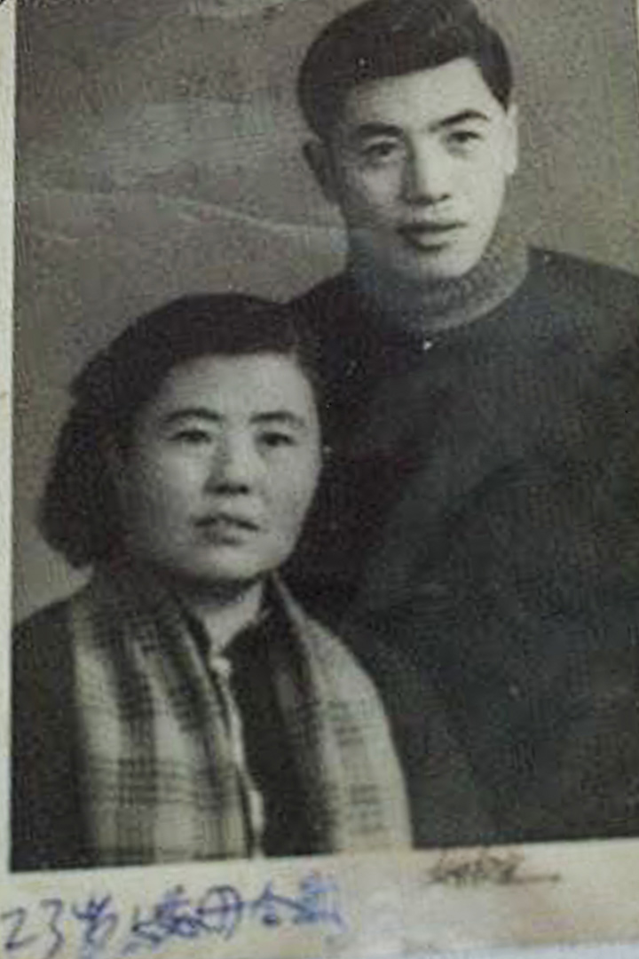 23歲的寧國風與母親。