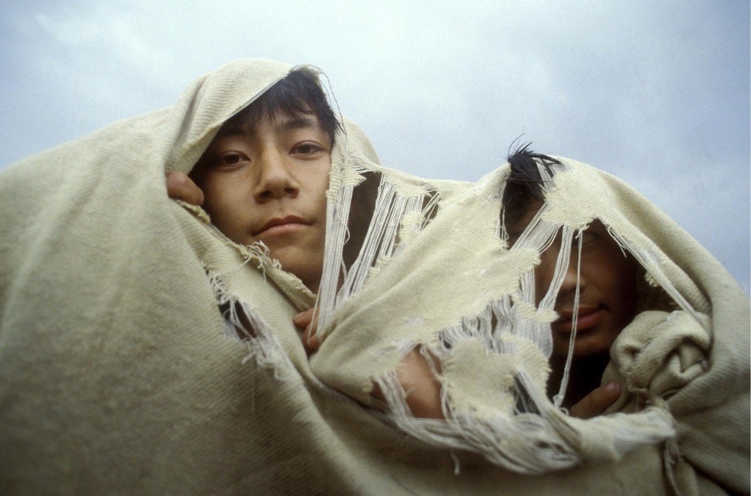 1989年5月25日,北京,兩名在天安門廣場參與民運的學生。攝: Eric Bouvet/Gamma-Rapho via Getty Images