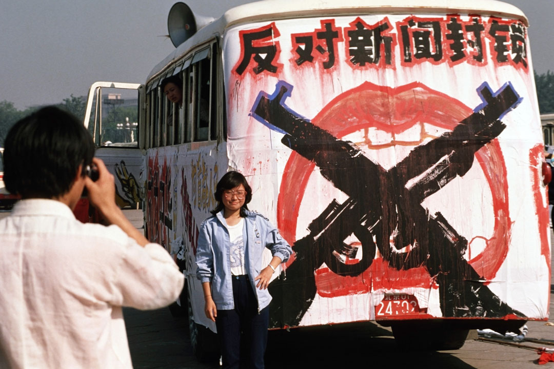 大陆当局除了透过不同方法制造论述外,与此同时便是控制信息,其中一个打击对象便是身在中国的外国和香港记者,防止将学运的采访资料穿越中国的封锁线送到境外。
