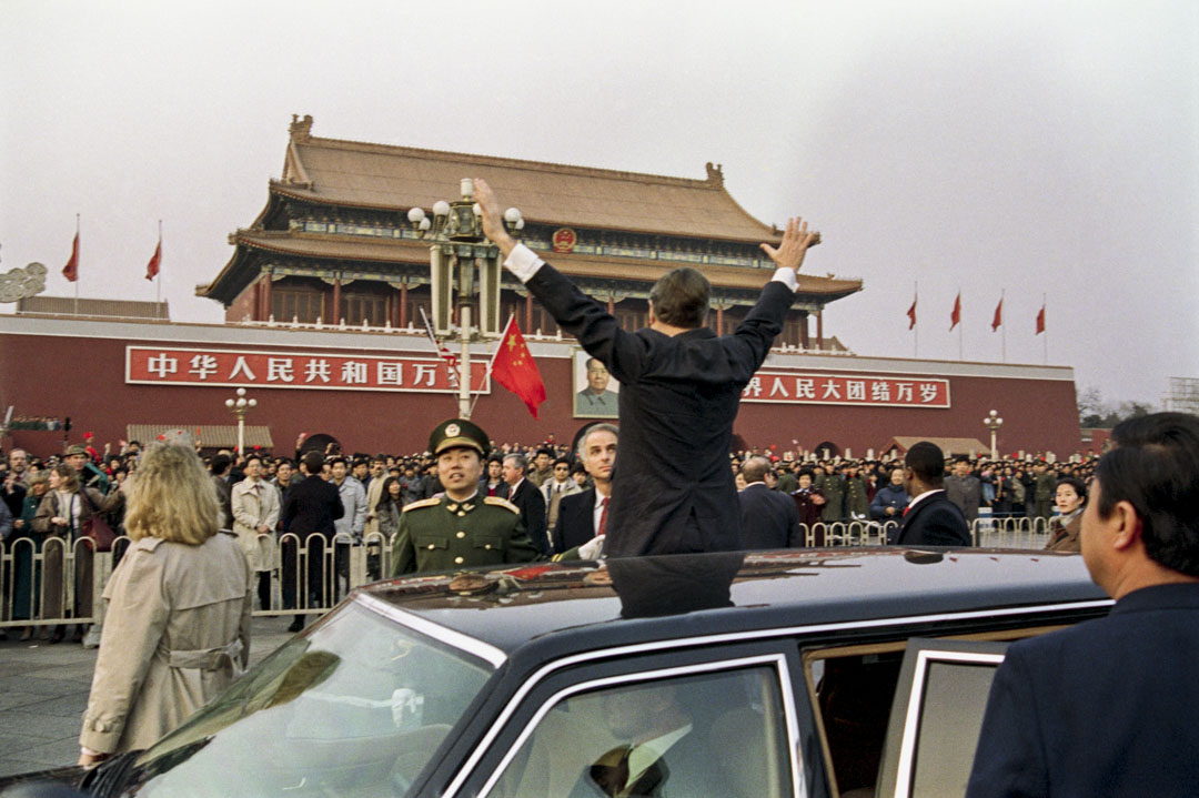 在1989年1月就任职美国总统的老布什在自己家乡德州建立总统图书馆。图为布什于当年2月访问中国时,向天安门广场的一群中国围观者挥手致意。