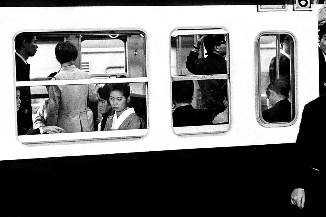 1971年9月,乘客在东京,等待火车离开站台。