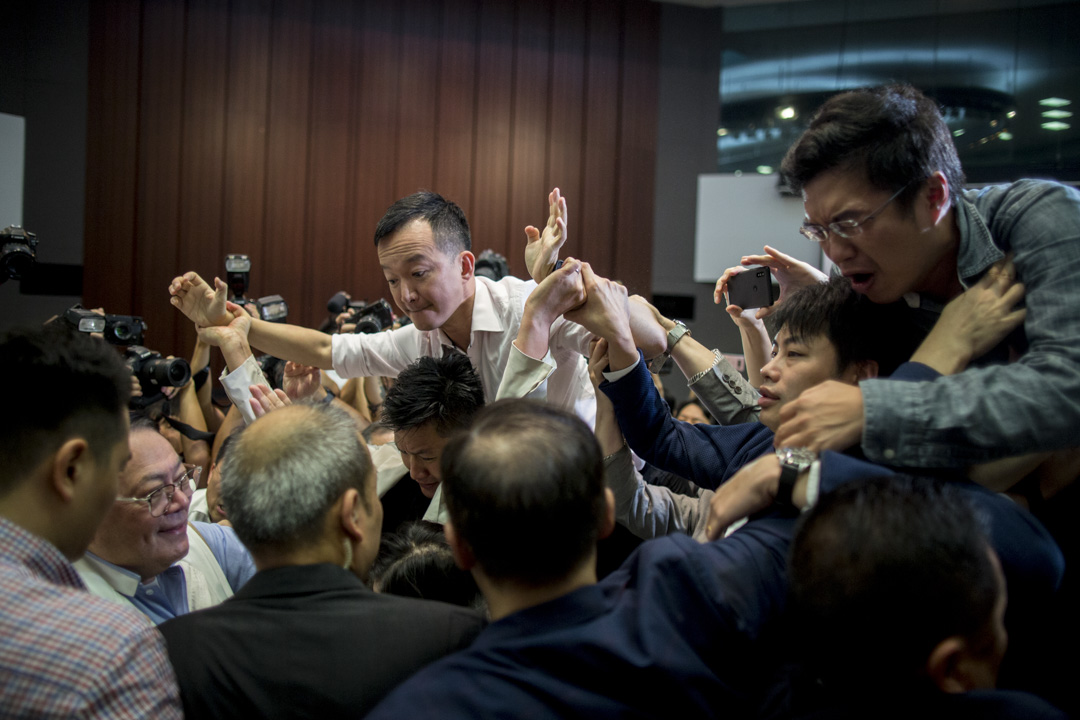 2019年5月11日,经民联议员石礼谦在数名建制派议员保护下,走进正在进行由涂谨申主持的法案委员会,民主派议员上前围堵,陈志全与数位民主派议员尝试抢走石礼谦手上的扩音器。