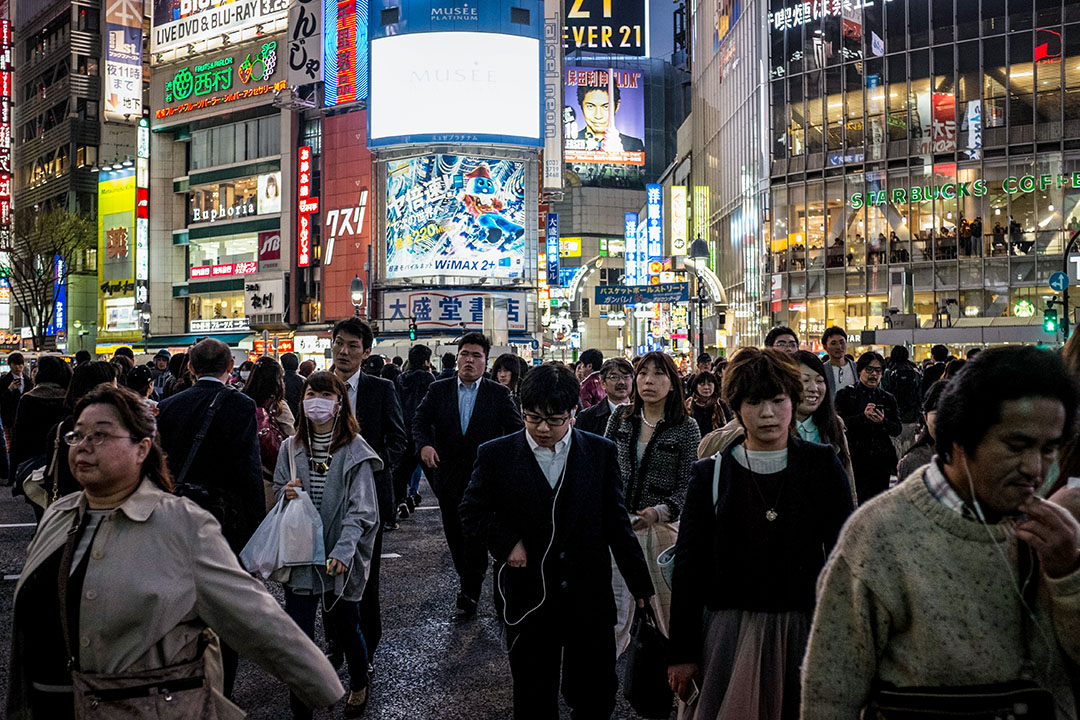 2015年3月20日,日本东京,市民下班后走向火车站。