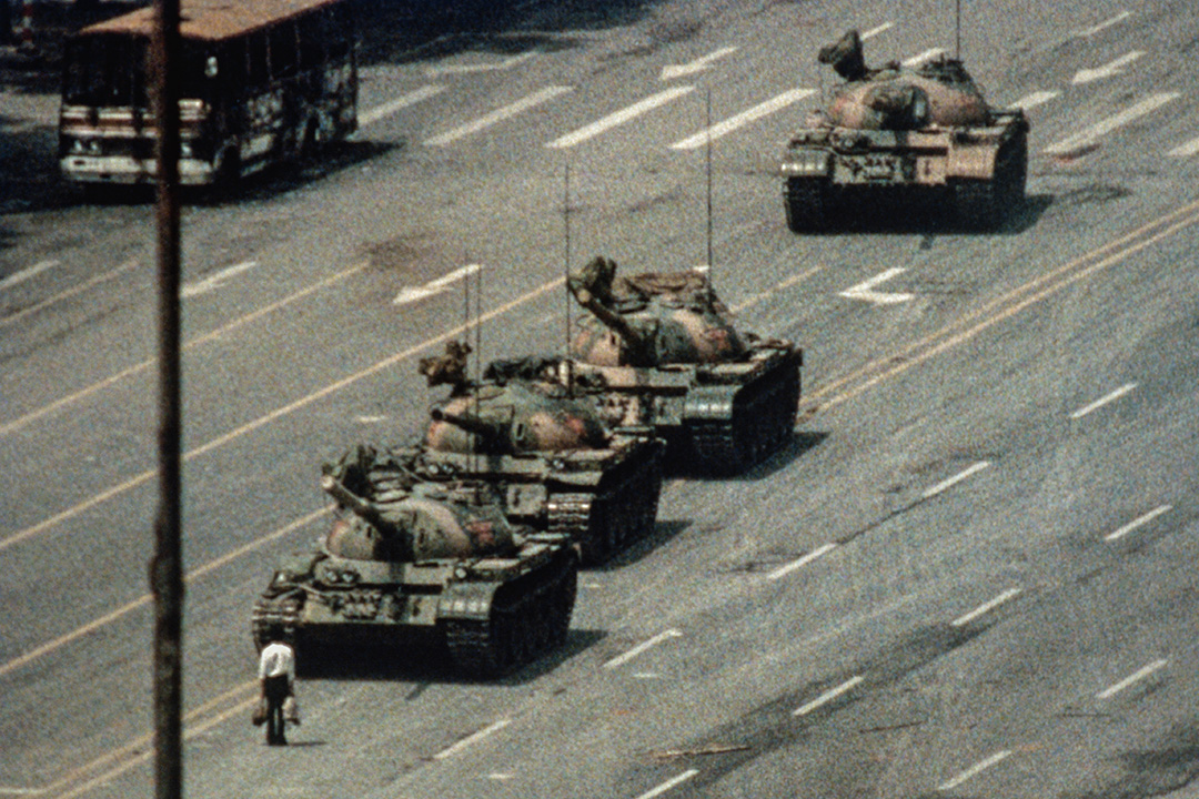 1989年6月5日,王维林在北京长安街上阻挡中国人民解放军坦克车队前进。
