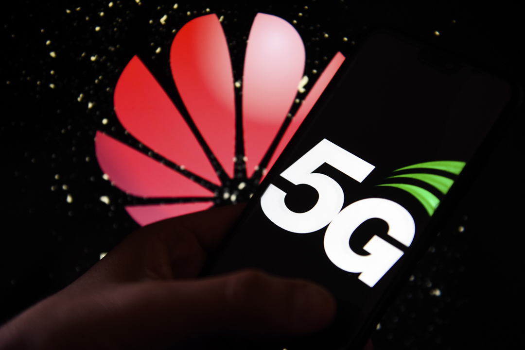 5G标志显示在Android手机上,后台有华为商标。