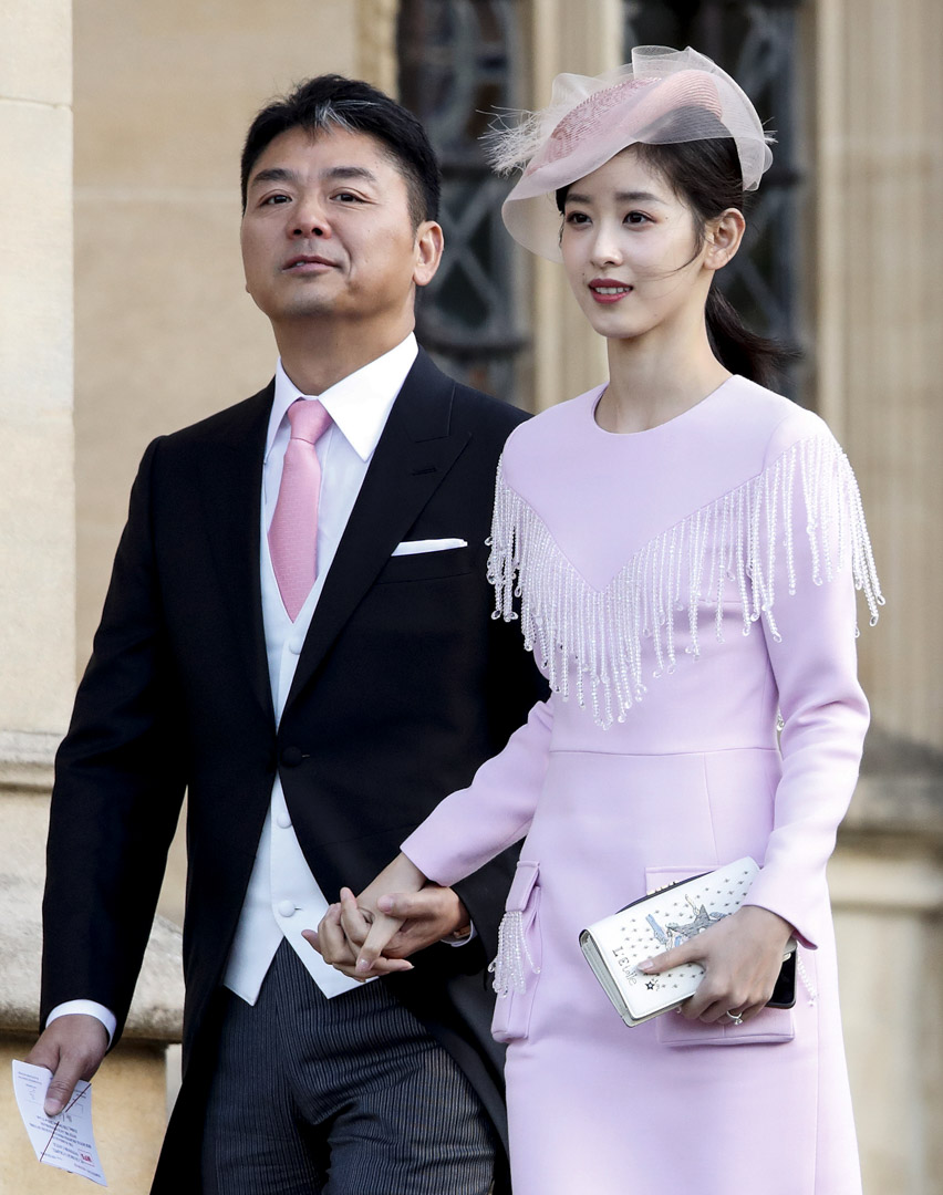 2018年10月12日,刘强东携妻子章泽天在英国出席尤金妮公主的婚礼。