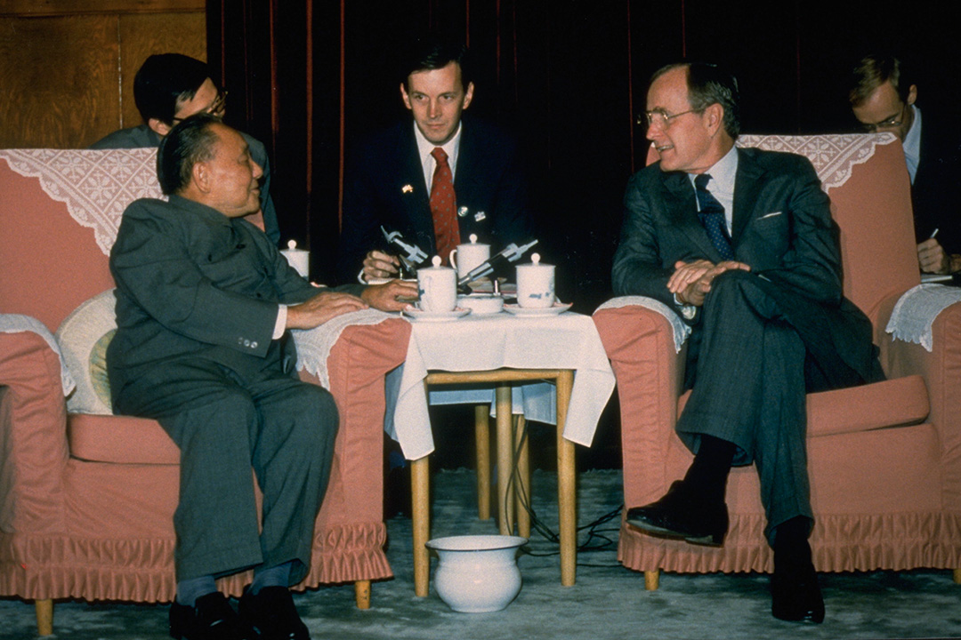 1989年1月1日,老布什和邓小平会面。