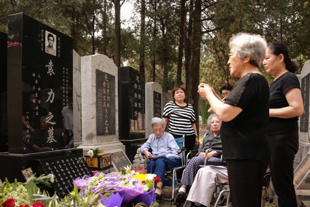 包括张先玲在内的天安门母亲群体,到万安公墓拜祭六四死难者。