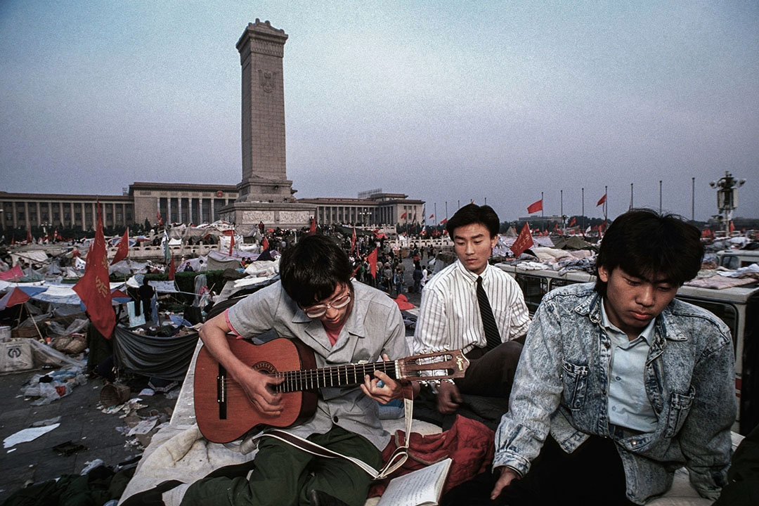 1989年6月1日,示威者在天安门广场弹吉他。
