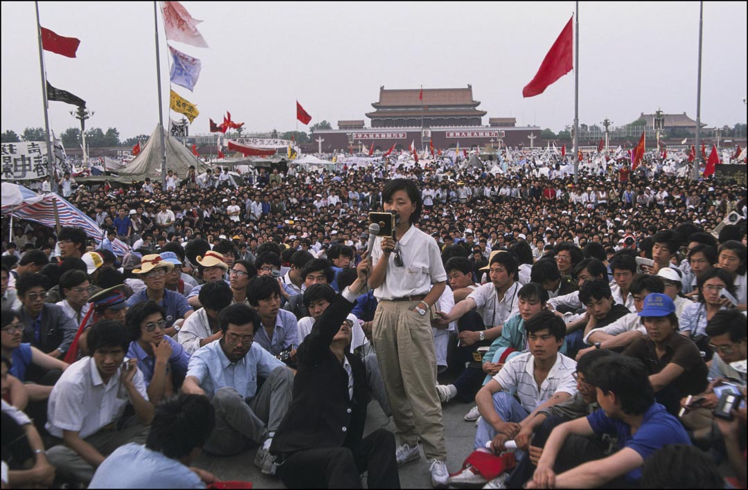 1989年5月28日,学运中担任保卫天安门广场指挥部总指挥的柴玲在天安门广场上发言。
