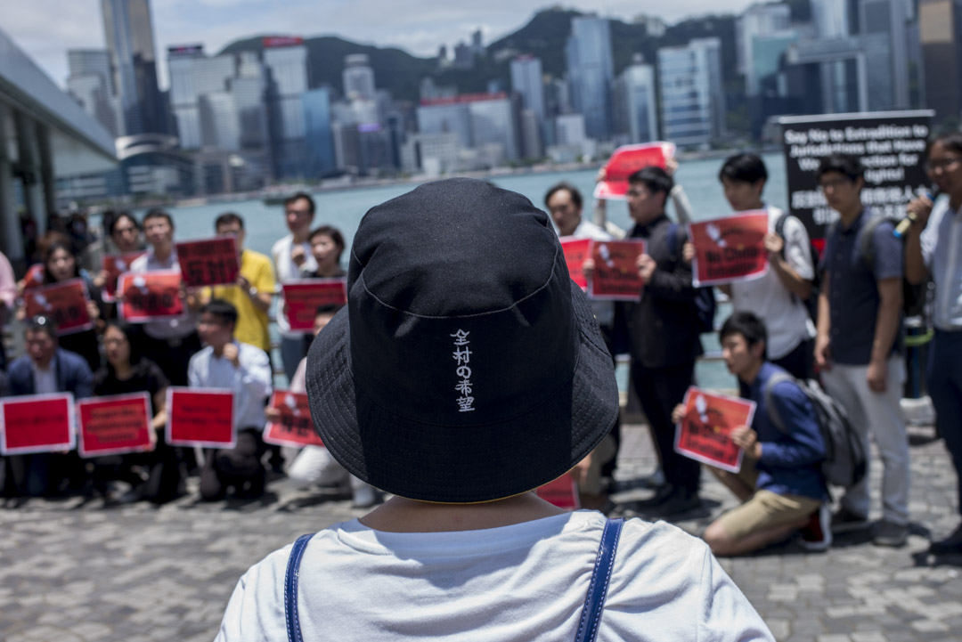 2019年6月2日,「全港反送中聯席」約廿名成員請願,他們手持多國語言標語,呼籲市民及在港的外籍人士,參與6月9日反送中大遊行。