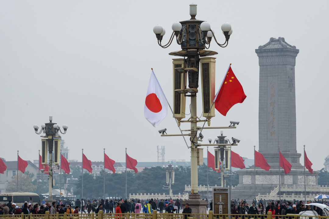 在这样冷热交织的两国关系当中,日本政府的对中政策,基本上仍是以加深两国友好为方向。