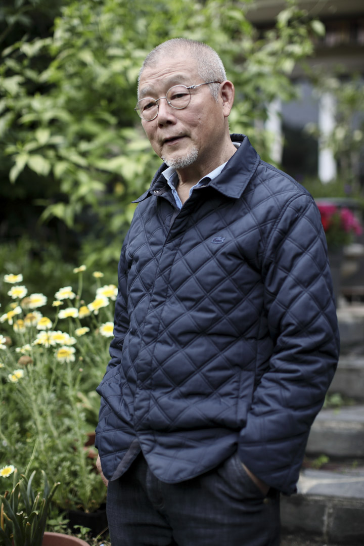 面对海外民运艰难的三十年,却始终没有被“屠宰”掉,正显示其韧性之强。“至少我们血还是热的,骨头还是硬的。”万润南说。