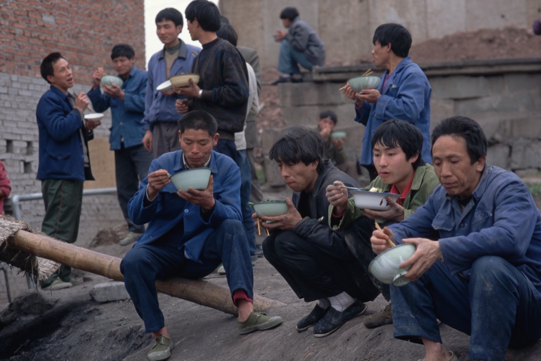 1990年代,國營工廠的工人被大規模失業,轉交由市場-資本的控制,並且很快被來自農村的農民工所替代。